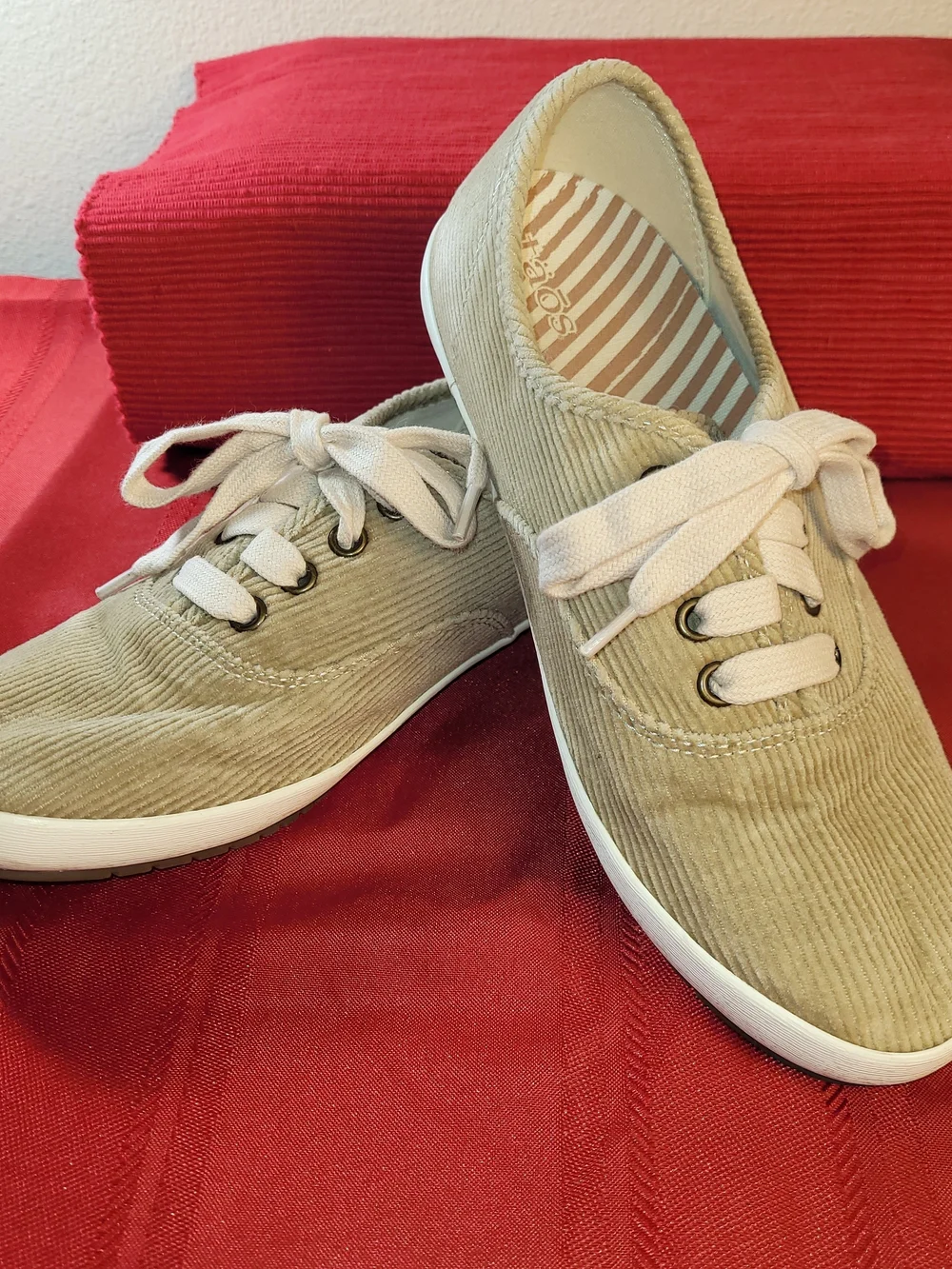Taos Guest Star Women 7.5 Tan Beige Corduroy Low Top Lace Up Comfort Sneakers